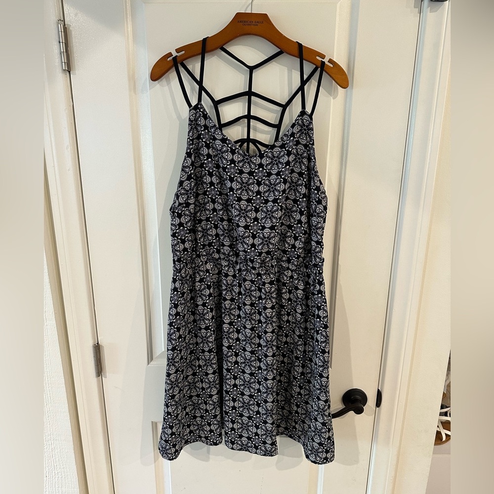 🖤🤍 Forever 21 Elastic waist black & white print dress w/ strappy lattice back